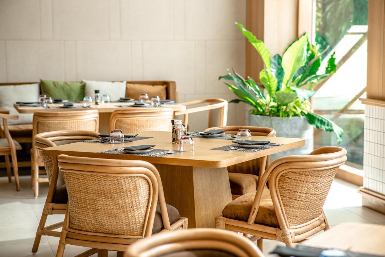 Novotel Hyderabad Airport מראה חיצוני תמונה Interior of the restaurant