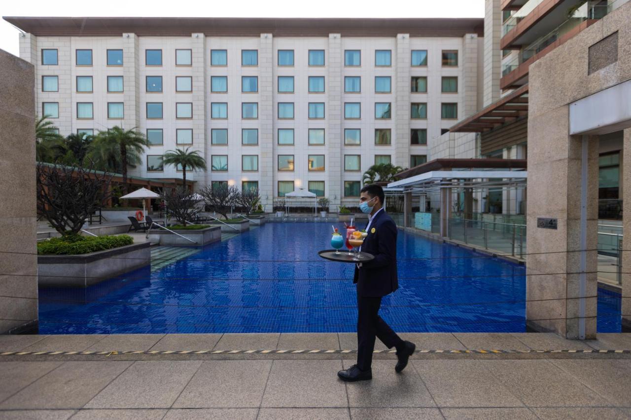 Novotel Hyderabad Airport מראה חיצוני תמונה The pool at the hotel
