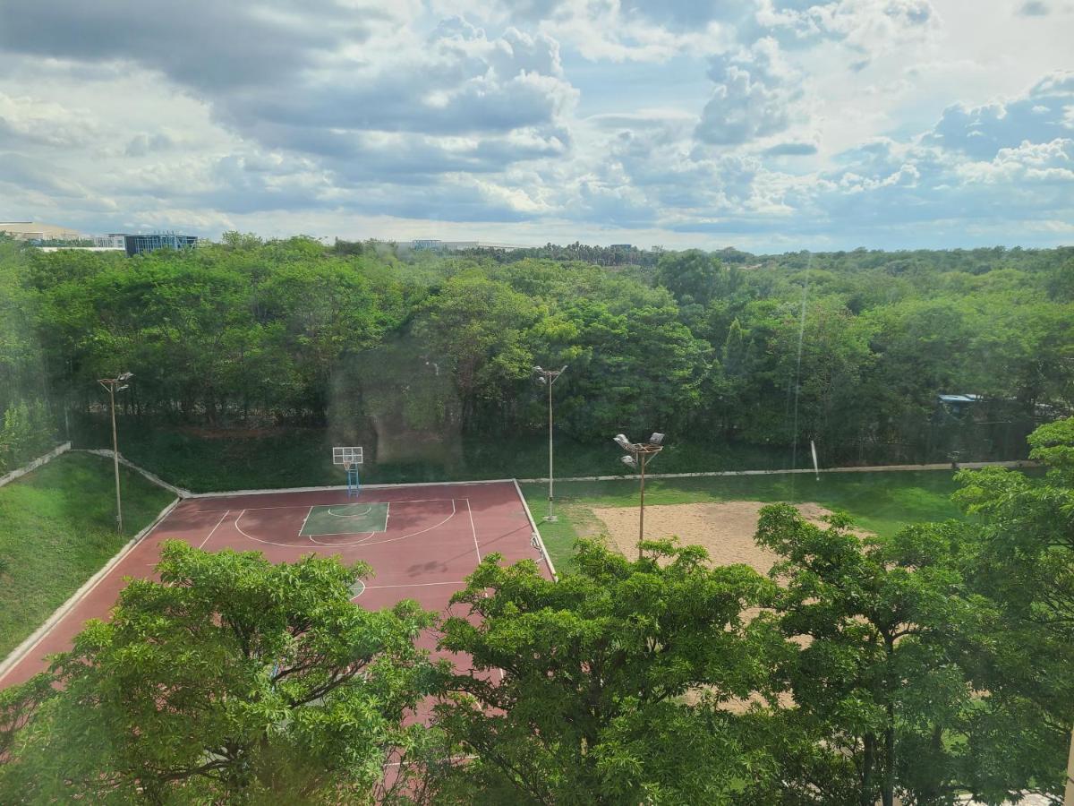 Novotel Hyderabad Airport מראה חיצוני תמונה The sports fields