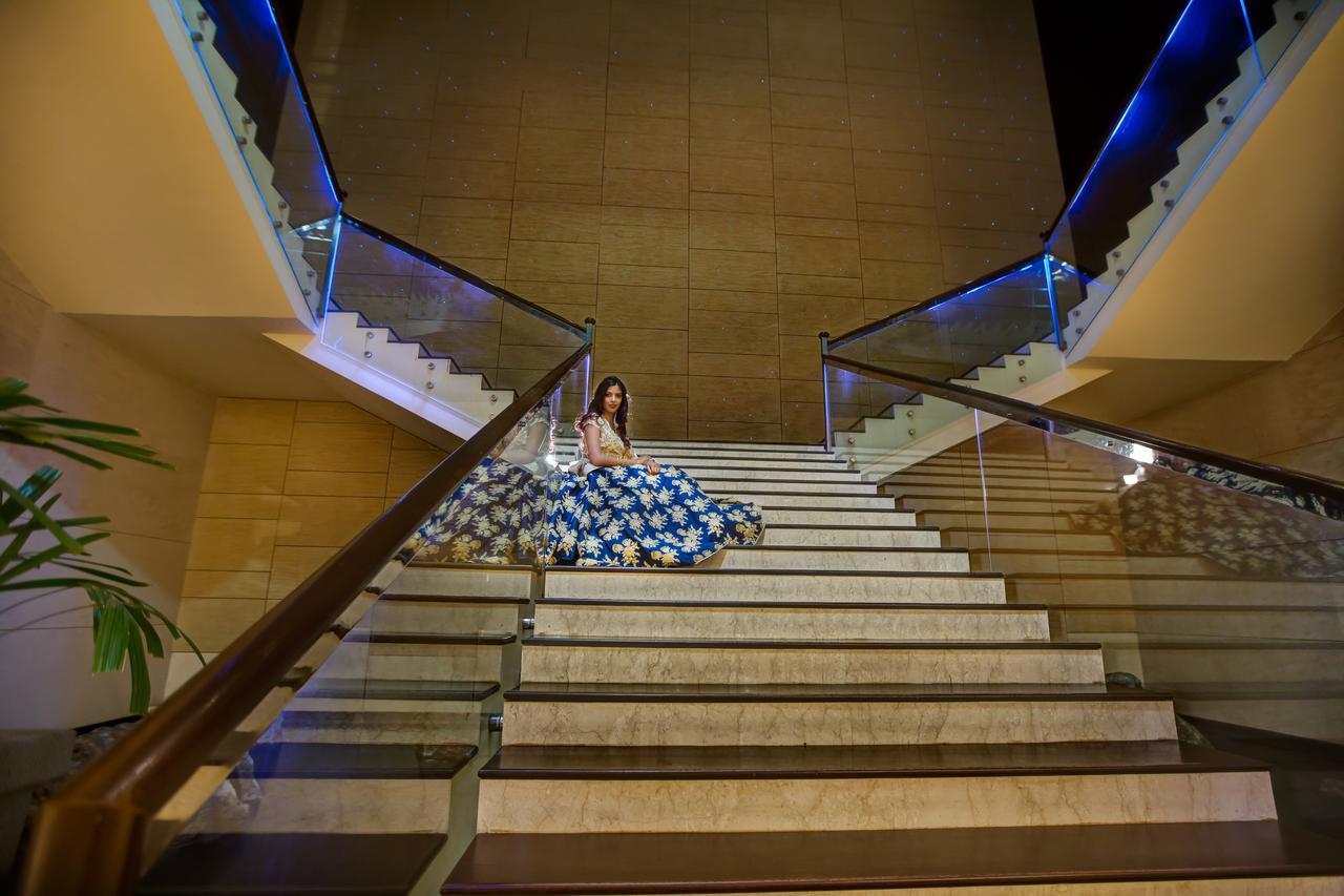 Novotel Hyderabad Airport מראה חיצוני תמונה A woman in a blue lehenga